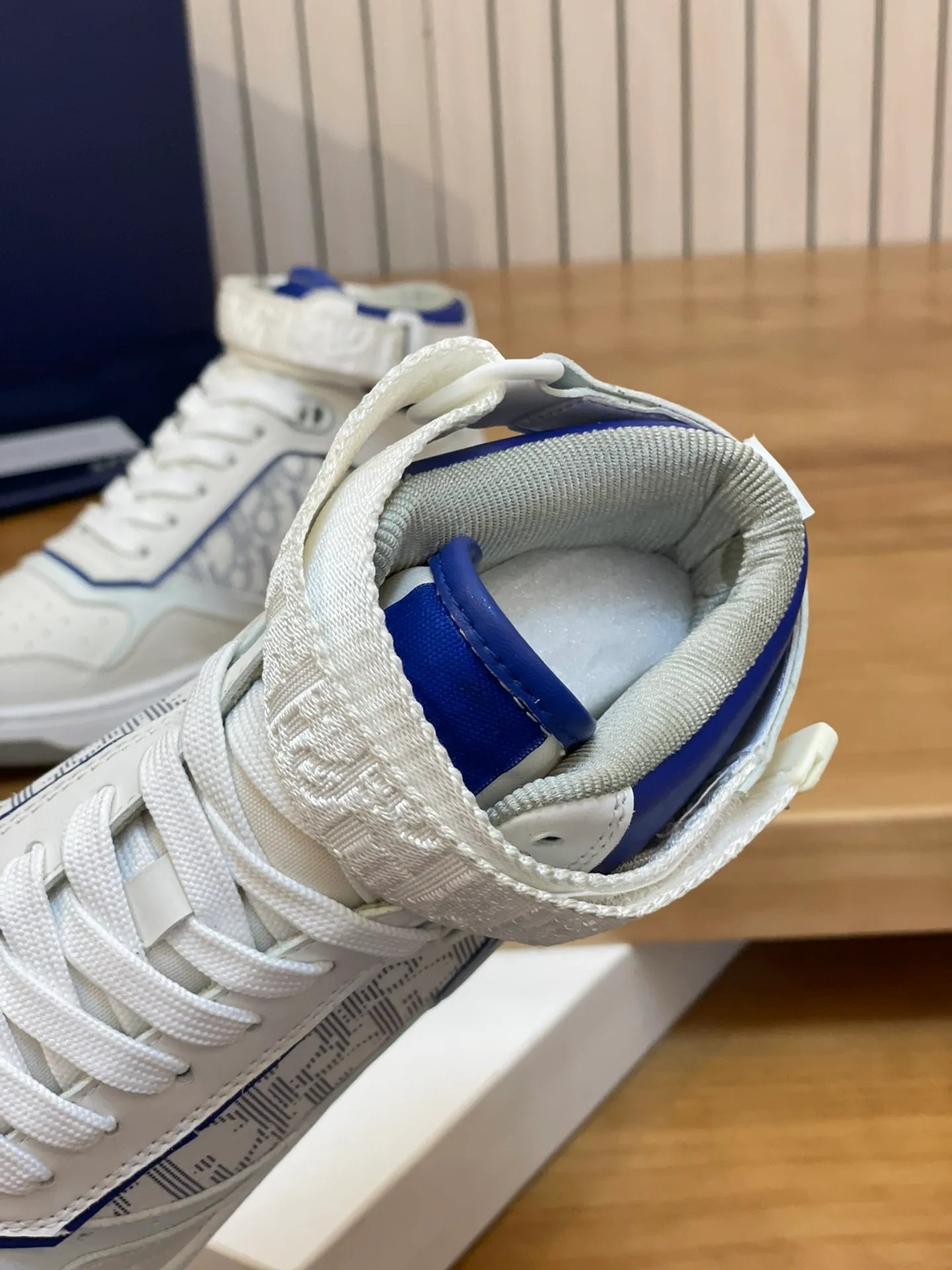 Men's shoes: 💰P460¥ Product trademark: Dior* "Dior*" high-top casual shoes Regular size: 38-44 (can be customized to 45.46) Product materials: Upper imported cowhide stitched with original fabric, breathable lining, original outsole. Number: 1006